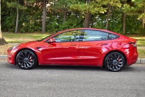 2022 Tesla โมเดลรถซีดานไฟฟ้าสีแดง3ประสิทธิภาพมอเตอร์คู่4WD ระยะ17,500กม. R18ยางรถเกียร์อัตโนมัติไฟจัดส่งฟรี