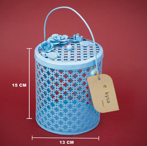 Cesto de metal redondo de latón AK con tapa de flores en color azul cielo cesta moderna para decoración interior del hogar - Product Image 3