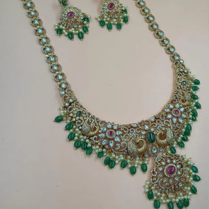 ENSEMBLE DE BIJOUX INDIENS TRADITIONNELS ET À LA MODE EN CUIVRE ENSEMBLE DE BIJOUX DE MARIAGE POUR FEMMES BOUCLES D'OREILLES ET COLLIER - Product Image 1