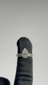 Bague de fiançailles de luxe pour femme en or blanc 14 carats avec diamant central taille poire, diamants latéraux taille trillion et perle d'eau douce - Product Image 5