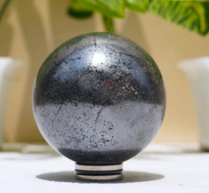 Sphère d'hématite en cristal naturel de super qualité pierre précieuse Feng Shui sculptée avec gravure disponible en quantité en vrac pour la vente en gros - Product Image 5