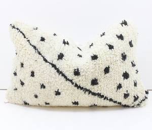 Tous les coussins sont des housses de coussin en laine marocaine faites à la main Rendez votre espace de détente confortable et confortable avec ce coussin capitonné - Product Image 6