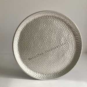 Bandeja de servicio de aluminio martillado redondo Premium, bandejas de comedor modernas de diseño elegante y duradero decorativo multiusos de gran tamaño - Product Image 1
