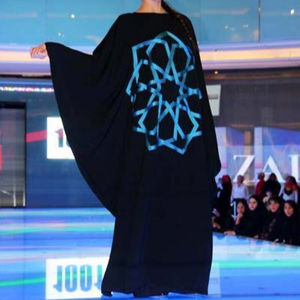 Abaya negra con impresión personalizada en demanda superior frontal en Oriente Medio - Product Image 1
