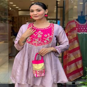 Robe Kurta Latkans traditionnelle indienne pour femmes, avec broderie à la main, pour occasions spéciales, en stock - Product Image 1