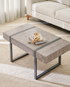 Faites une déclaration avec notre table basse ronde, avec un haut rayé noir et blanc frappant et une base chic en métal doré - Product Image 2