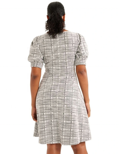 Vestido Casual de Algodón con Estampado a Cuadros Negro y Marfil, Corte A, Cintura Imperio, Mangas Abullonadas, Elegante y Atemporal, con Cierre de Cremallera Trasero - Product Image 2