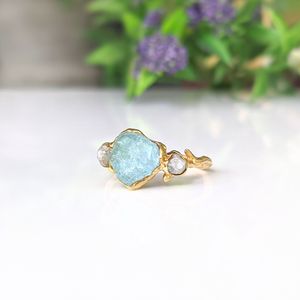 Anillos de quamarina chapados en oro, joyas minimalistas de piedras preciosas galvanizadas, aguamarina natural en bruto - Product Image 6