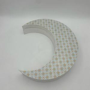 Diseño de luna creciente de inspiración islámica con patrón geométrico decorativo impreso para una presentación festiva y elegante. - Product Image 2