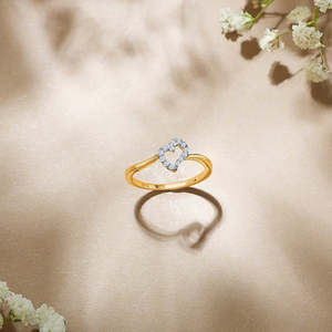 แหวนทองคำประดับเพชร Twist of Heart - Product Image 1