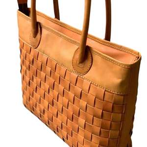 Bolso de mano de cuero de vaca tejido hecho a mano de lujo para Mujer | Accesorio de moda diario con estilo - Product Image 5