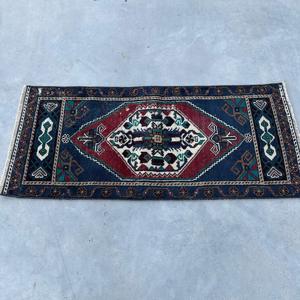 Alfombra Turca Pequeña de 1.5x3.3 pies, Alfombra Floral Azul y Roja de Lana - Product Image 3