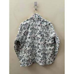 เสื้อแจ็คเก็ตคอร์ดูรอยพิมพ์ลายดอกไม้ฤดูใบไม้ผลิ ลายดอกไม้สีงาช้าง ดำ และเขียวอมฟ้า พิมพ์ลายด้วยมือ  สามารถปรับแต่งโลโก้ได้  ผ่านกระบวนการย้อมสี - Product Image 2