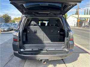 รถยนต์มือสอง ปี 2015 รุ่น 4Runner SR5 Sport Utility 4 ประตู พวงมาลัยซ้าย เบาะหนัง ระบบควบคุมการทรงตัว ไฟหน้า LED หลังคาซันรูฟ รับประกัน พร้อมขายส่ง - Product Image 5