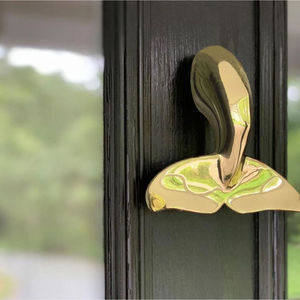 Heurtoir de porte en or antique en laiton de haute qualité avec une finition brillante Parfait pour les entrées de la maison et les accents de porte décoratifs - Product Image 6