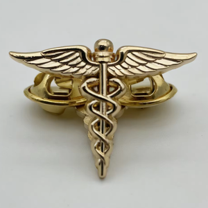 Épinglette en métal plaqué or avec symbole médical Caducée - Badge personnalisé pour médecins, infirmières et professionnels de santé - Product Image 4