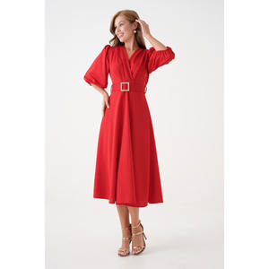 เดรสลำลองสีแดงสำหรับผู้หญิง ผ้าไม่ทอ ยืดหยุ่น แขนสั้นทรงบอลลูน คอวี มีเข็มขัด ช่วงเอวธรรมชาติ ทรงบาน รุ่น XS-3602 - Product Image 6