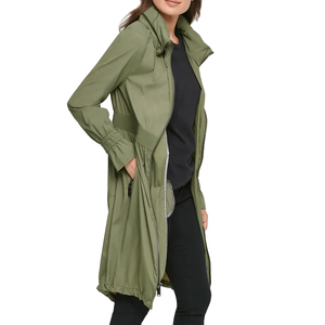 Veste de randonnée personnalisée pour femmes, imperméable et respirant, coupe-vent pour l'extérieur, coque souple de haute qualité, fermeture éclair, capuche complète - Product Image 5