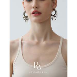 Orecchini a perno massicci placcati oro 14K neri con design astratto geometrico a raggi di sole, regalo di moda - Product Image 3