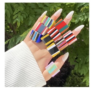 Bague en résine personnalisée de meilleure qualité, fabriquée à la main, hautement polie, belle bague colorée à la mode pour femmes de l'inde, vente en gros - Product Image 1