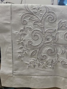 Taie d'oreiller de style européen brodée à la main conçue en 2024. Luxueux et extrêmement impressionnant, notre produit exclusif - Product Image 3