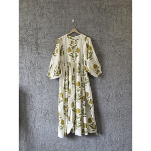 Robe longue en coton à motifs floraux inspirée du style artisanal - Élégante robe d'été respirante vert sauge et moutarde, longueur genou, pour les sorties décontractées ODM - Product Image 3