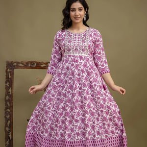 Elegante Kurti Anarkali con Estampado Floral Morado para Mujer, Encanto Tradicional y Comodidad Contemporánea - Product Image 1
