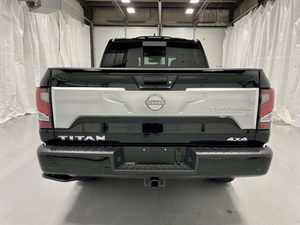 รถกระบะมือสอง ปี 2024 ขับเคลื่อนสี่ล้อ ภายในสีเข้ม เบาะหนัง พวงมาลัยซ้าย หลังคาซันรูฟแบบพาโนรามา เกียร์อัตโนมัติ เครื่องยนต์ 4.5 ลิตร กล้องมองหลัง 360 องศา - Product Image 3