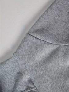 Sudadera con Capucha Unisex Personalizada en Gris, Negro y Azul Marino con Bordado de Diseño y Estampado, Sudadera con Capucha y Forro, Corte Regular para Hombre - Product Image 3