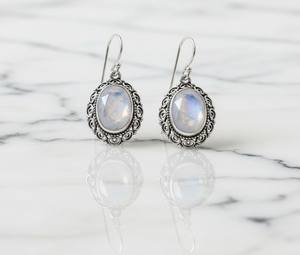 ต่างหูห้อยรูปไข่ประดับมูนสโตนสีรุ้ง เงินสเตอร์ลิง ลายฉลุแบบโบโฮ ของขวัญเครื่องประดับประจำเดือนมิถุนายน - Product Image 5