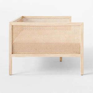 Sofá cama moderno Taylor fabricado con estructura de madera maciza de teca y ratán tejido con acabado natural para uso interior y exterior. - Product Image 4