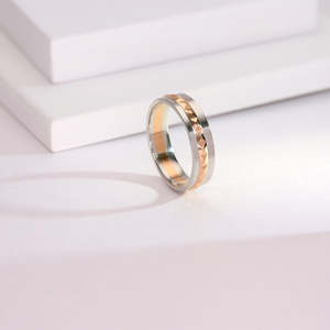 Anillo de Platino para Hombre con Baño de Rodio y Engaste Clásico de Piedras Preciosas - Product Image 1