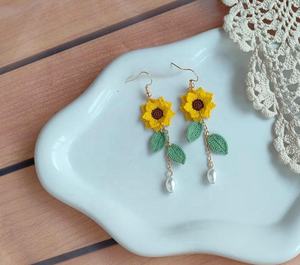 Pendientes y Aretes de Ganchillo con Forma de Flor en Miniatura, Exquisitamente Hechos a Mano y a la Moda - Product Image 2