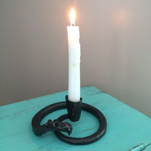 Porte-bougie en métal géométrique élégant avec une esthétique moderne unique, détails décoratifs pour la décoration intérieure tendance et les événements spéciaux - Product Image 2