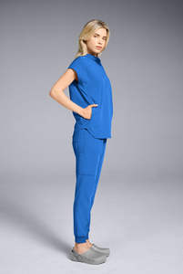 Ensemble de gommage médical deux pièces bleu pour femme avec haut sans manches et pantalon de survêtement à cordon - Product Image 2
