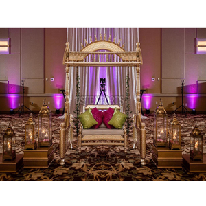 Balançoire traditionnelle indienne Mehndi pour les mariages gujarati dernières conceptions décorations de mariage Jhula en bois de teck meubles d'événements britanniques - Product Image 1