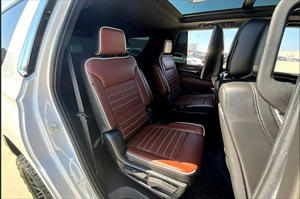 SUV de luxe pleine grandeur d'occasion 2023, intérieur haut de gamme, caractéristiques de confort avancées - Product Image 5