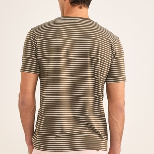 T-shirt moderne et élégant pour homme, conçu pour un confort décontracté, avec une forme nouvelle et une esthétique épurée pour un look quotidien. - Product Image 4