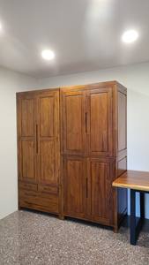 ตู้เสื้อผ้าไม้สักสไตล์โมเดิร์นคลาสสิกขนาด 3 ฟุต |   มี 2 ประตู และ 4 ลิ้นชักสำหรับจัดเก็บ ผลิตจากไม้ที่ยั่งยืนจากประเทศอินโดนีเซีย - Product Image 3