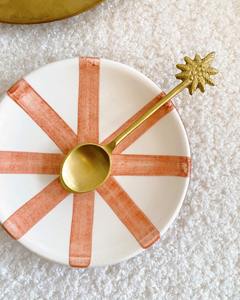 Cuillère à thé en laiton doré au design floral Ustensile élégant et élégant pour thé café salle à manger et décor de cuisine - Product Image 2