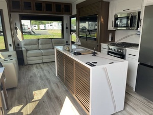 El Más Vendido: Nuevo Moderno - USADO 2027 K-e-y-s-t-o-n-e M-o-n-t-a-n-a 3100RL Listo para Enviar con Entrega Puerta a Puerta - Product Image 3