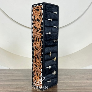 กล่องเครื่องประดับและแหวนหนังวัวประดับด้วยมือสไตล์ตะวันตกพร้อมกล่องใส่แหวนสไตล์วินเทจแบบเรียบง่ายพร้อมกล่องใส่กำมะหยี่สีดำสำหรับผู้หญิง - Product Image 1