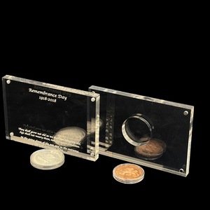 Elegante Soporte de Madera Acrílica para Medallas, Personalizable, Duradero, Pulido, Reciclable, con Logotipo Grabado para Regalos de Ferias Comerciales 2025 - Product Image 2