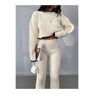 Conjunto de Punto Milano 2026 Beige Café con Rayas Intersticiales y Abertura, Pantalones Cortos y Top para Mujer - Product Image 3