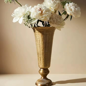 Jarrón de Piso Art Deco de Aluminio con Asa, Ecológico y Resistente a la Oxidación - Product Image 1