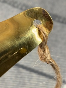 Rehausseur de chaussures en métal doré de forme incurvée de luxe, fabriqué pour faciliter le port des chaussures, avec finition polie et aspect décoratif, en provenance d'Inde - Product Image 6