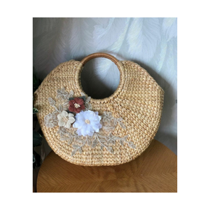 Bolsa de paja de jacinto de agua sostenible con forro y flor bordada para mujer, Picnic en la playa o aspecto de moda de verano - Product Image 5