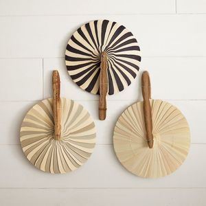 Ventilateur à main traditionnel en feuille de palmier accessoire décoratif de refroidissement fait à la main matériau écologique en gros du Vietnam - Product Image 1