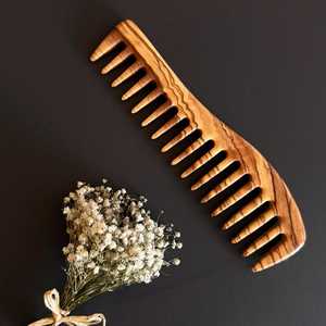 Peigne en bois 100% naturel personnalisé fabriqué à la main finition naturelle spéciale écologique pour coiffer les cheveux fabriqué en Inde - Product Image 3