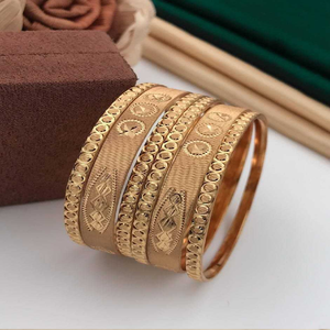 Brazaletes de latón texturizado con patrones florales y de hojas en relieve. Un conjunto detallado y bonito para cualquier ocasión, a precios de mayorista. - Product Image 2